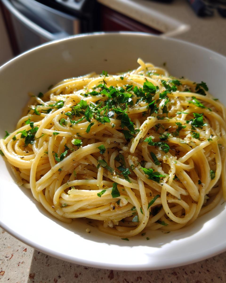 Pasta with olive oil and garlic - detail 1