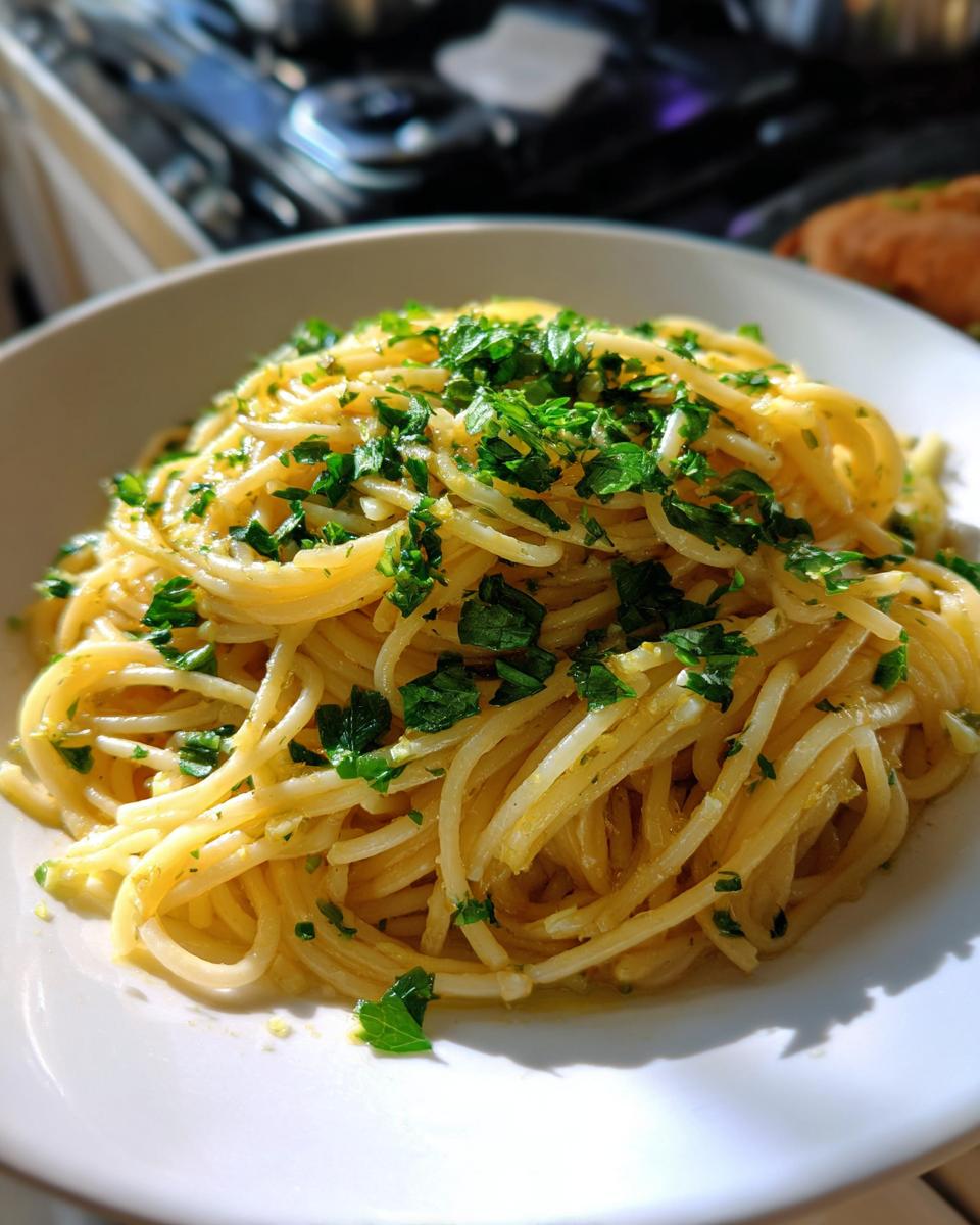 Pasta with olive oil and garlic - detail 2