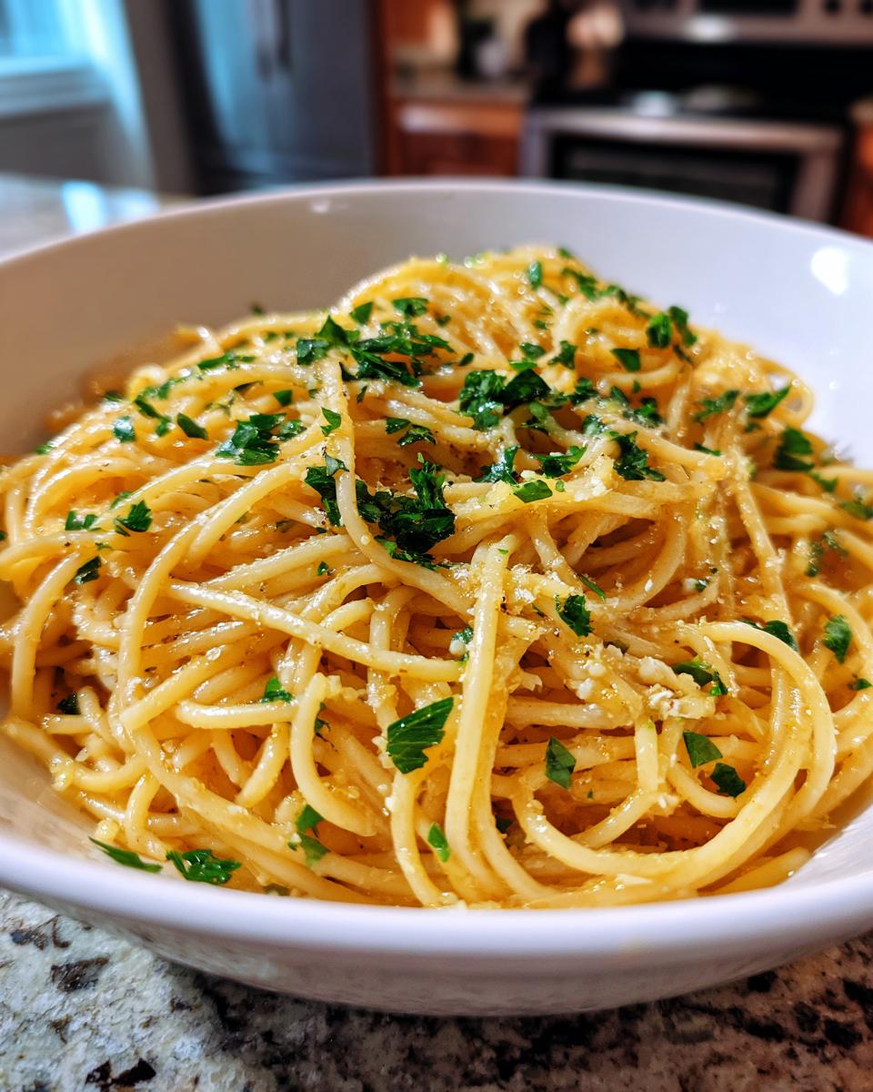 Pasta with olive oil and garlic - detail 3