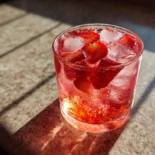 Refreshing Strawberry Tea in Just 15 Minutes - Breathtaking Summer Sip!