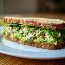 5-Minute Tuna and Avocado Sandwich - Creamy & Irresistible!